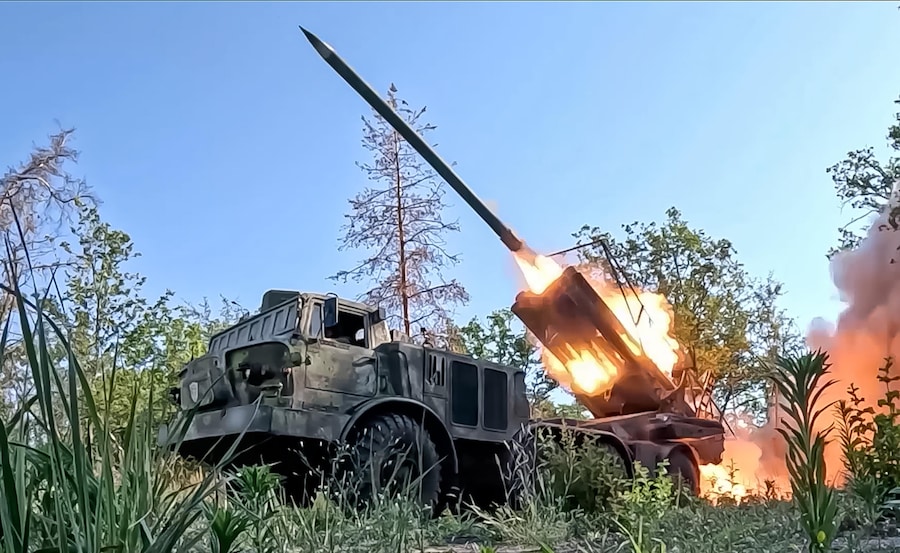 Un fotogramma tratto da un video diffuso dall’ufficio stampa del Ministero della Difesa russo il 7 agosto 2026 mostra un sistema di lancio multiplo pesante russo “Uragan” da 220 mm mentre spara in una località non specificata dell’Ucraina. EPA/UFFICIO STAMPA DEL MINISTERO DELLA DIFESA RUSSO (EPA)