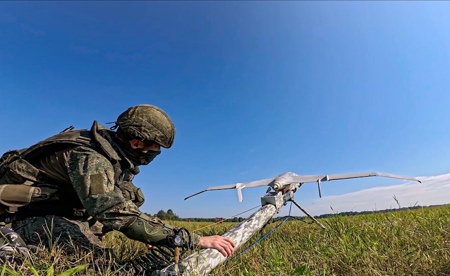 Un fotogramma tratto da un video diffuso dall’ufficio stampa del Ministero della Difesa russo il 7 agosto 2026 mostra un militare russo intento a preparare un drone d’attacco in una località non specificata dell’Ucraina. EPA/UFFICIO STAMPA DEL MINISTERO DELLA DIFESA RUSSO (EPA)