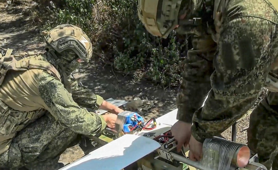 Un fotogramma tratto da un video diffuso dall’ufficio stampa del Ministero della Difesa russo il 7 agosto 2026 mostra un militare russo intento a preparare un drone d’attacco in una località non specificata dell’Ucraina. EPA/UFFICIO STAMPA DEL MINISTERO DELLA DIFESA RUSSO (EPA)