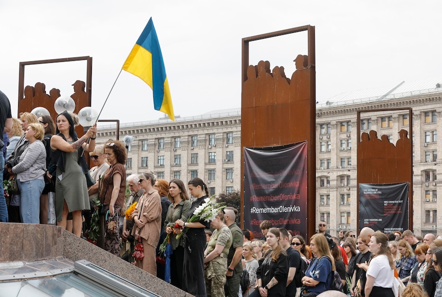 Parenti, amici e compagni partecipano a una cerimonia di addio per rendere l’ultimo omaggio a Oleksii Yukov in Piazza dell’Indipendenza a Kiev, in Ucraina, l’8 agosto 2026, nel pieno dell’invasione russa. Yukov, 40 anni, era il fondatore del gruppo di ricerca e recupero “Platsdarm” (Testa di ponte), che si occupava di recuperare e identificare i resti di soldati e civili nelle zone di combattimento. È stato ucciso nella regione di Donetsk il 5 agosto 2026 durante una missione di recupero. EPA/SERGEY DOLZHENKO (EPA)