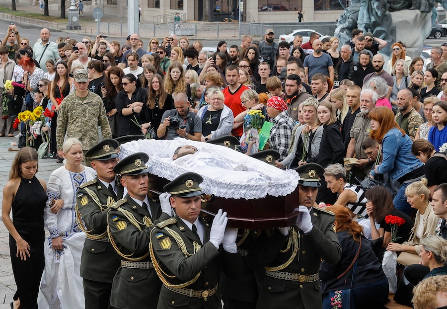 Parenti, amici e compagni partecipano a una cerimonia di addio per rendere l’ultimo omaggio a Oleksii Yukov in Piazza dell’Indipendenza a Kiev, in Ucraina, l’8 agosto 2026, nel pieno dell’invasione russa. Yukov, 40 anni, era il fondatore del gruppo di ricerca e recupero “Platsdarm” (Testa di ponte), che si occupava di recuperare e identificare i resti di soldati e civili nelle zone di combattimento. È stato ucciso nella regione di Donetsk il 5 agosto 2026 durante una missione di recupero. EPA/SERGEY DOLZHENKO (EPA)