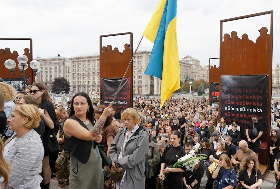 Parenti, amici e compagni partecipano a una cerimonia di addio per rendere l’ultimo omaggio a Oleksii Yukov in Piazza dell’Indipendenza a Kiev, in Ucraina, l’8 agosto 2026, nel pieno dell’invasione russa. Yukov, 40 anni, era il fondatore del gruppo di ricerca e recupero «Platsdarm» (Testa di ponte), che si occupava di recuperare e identificare i resti di soldati e civili nelle zone di combattimento. È stato ucciso nella regione di Donetsk il 5 agosto 2026 durante una missione di recupero. EPA/SERGEY DOLZHENKO (EPA)