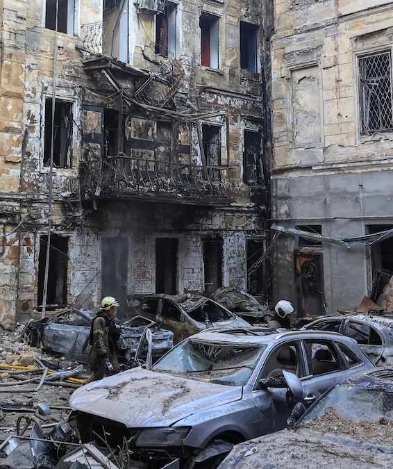 I soccorritori sono al lavoro sul luogo in cui alcuni condomini sono stati danneggiati durante un attacco con missili e droni russi, nel contesto dell'offensiva russa contro l'Ucraina, a Odessa, Ucraina, il 9 agosto 2026. REUTERS/Nina Liashonok (REUTERS)