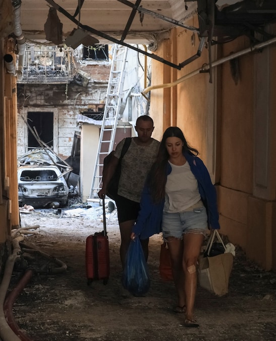 I residenti abbandonano un condominio danneggiato durante un attacco russo con missili e droni, nel contesto dell'offensiva russa contro l'Ucraina, a Odessa, Ucraina, il 9 agosto 2026. REUTERS/Nina Liashonok (REUTERS)