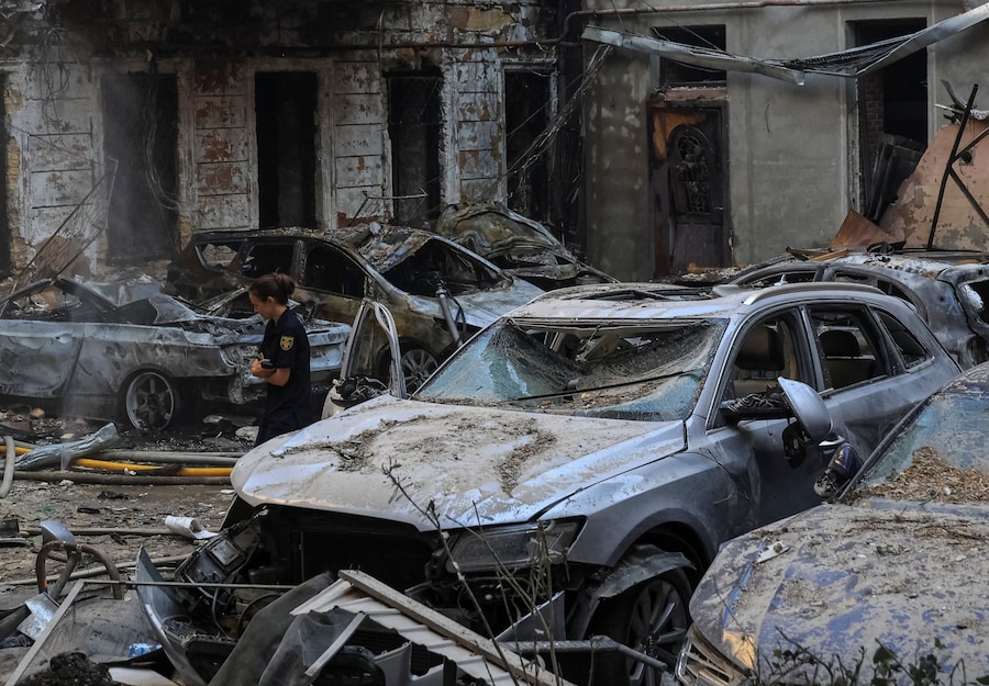Un agente di polizia è al lavoro sul luogo in cui alcuni condomini sono stati danneggiati durante un attacco con missili e droni russi, nel contesto dell'offensiva russa contro l'Ucraina, a Odessa, Ucraina, il 9 agosto 2026. REUTERS/Nina Liashonok (REUTERS)