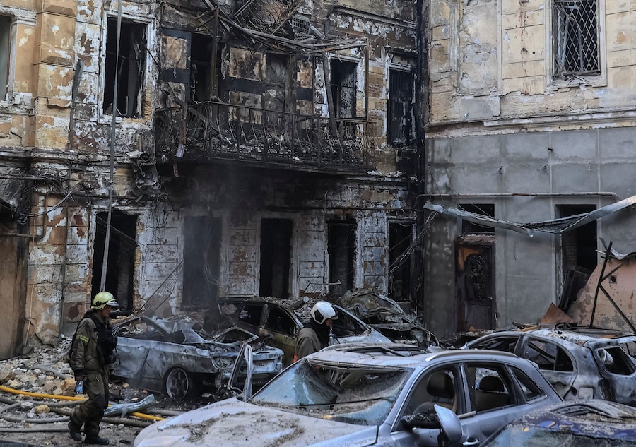 I soccorritori sono all’opera sul luogo in cui alcuni condomini sono stati danneggiati durante un attacco con missili e droni russi, nel contesto dell’offensiva russa contro l’Ucraina, a Odessa, Ucraina, il 9 agosto 2026. REUTERS/Nina Liashonok (REUTERS)