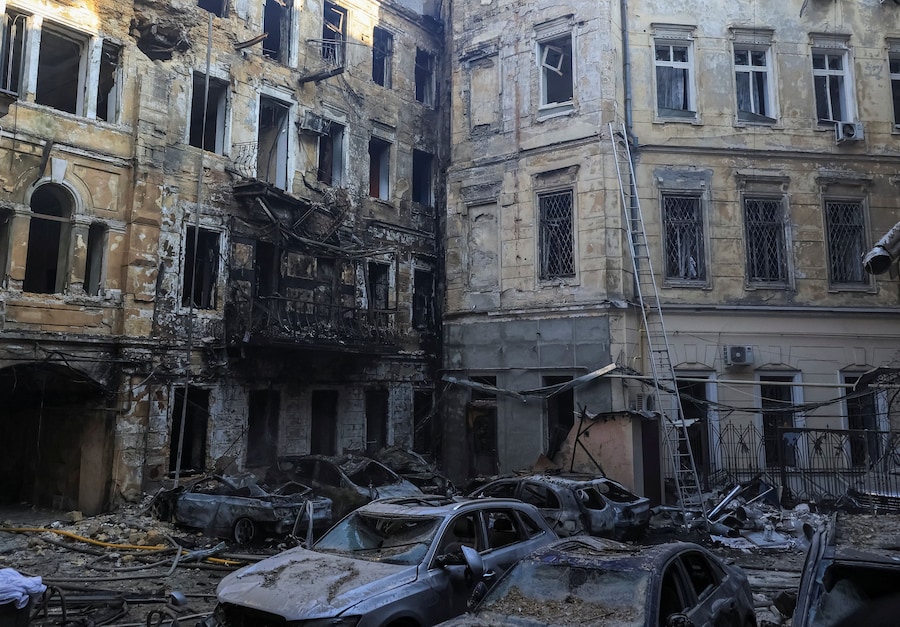 Condomini e veicoli danneggiati durante un attacco con missili e droni russi, nel contesto dell'offensiva russa contro l'Ucraina, a Odessa, Ucraina, il 9 agosto 2026. REUTERS/Nina Liashonok (REUTERS)