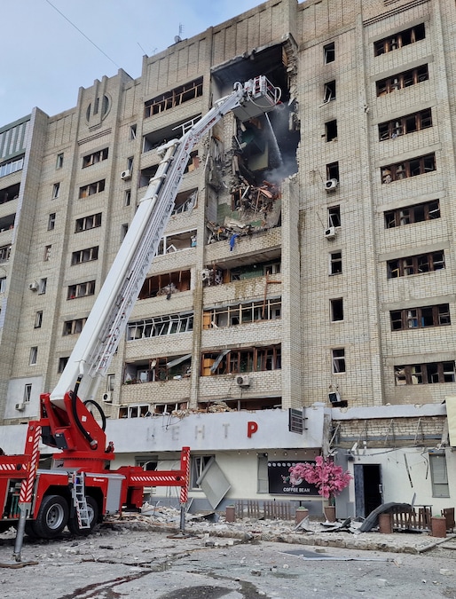 I vigili del fuoco intervengono sul luogo di un condominio colpito da un attacco con droni russi, nel contesto dell'offensiva russa contro l'Ucraina, a Kharkiv, Ucraina, il 9 agosto 2026. Foto scattata con un cellulare. REUTERS/Vyacheslav Madiyevskyy (REUTERS)