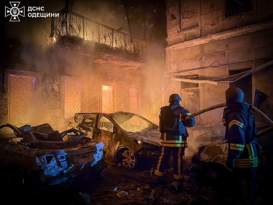 I soccorritori sono al lavoro sul luogo di alcuni condomini danneggiati durante un attacco russo con missili e droni, nel contesto dell'offensiva russa contro l'Ucraina, a Odessa, in Ucraina, in questa foto fornita e diffusa il 9 agosto 2026. Ufficio stampa del Servizio statale di emergenza dell'Ucraina nella regione di Odessa/Foto fornita tramite REUTERS (via REUTERS)
