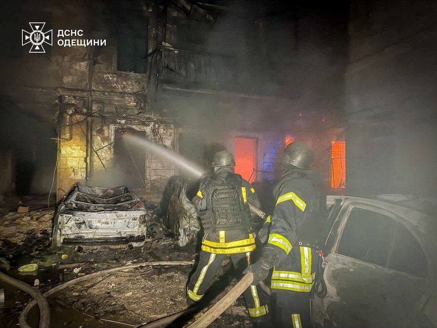 I soccorritori sono al lavoro sul luogo di alcuni condomini danneggiati durante un attacco russo con missili e droni, nel contesto dell'offensiva russa contro l'Ucraina, a Odessa, in Ucraina, in questa foto fornita e diffusa il 9 agosto 2026. Ufficio stampa del Servizio statale di emergenza dell'Ucraina nella regione di Odessa/Foto fornita tramite REUTERS (via REUTERS)
