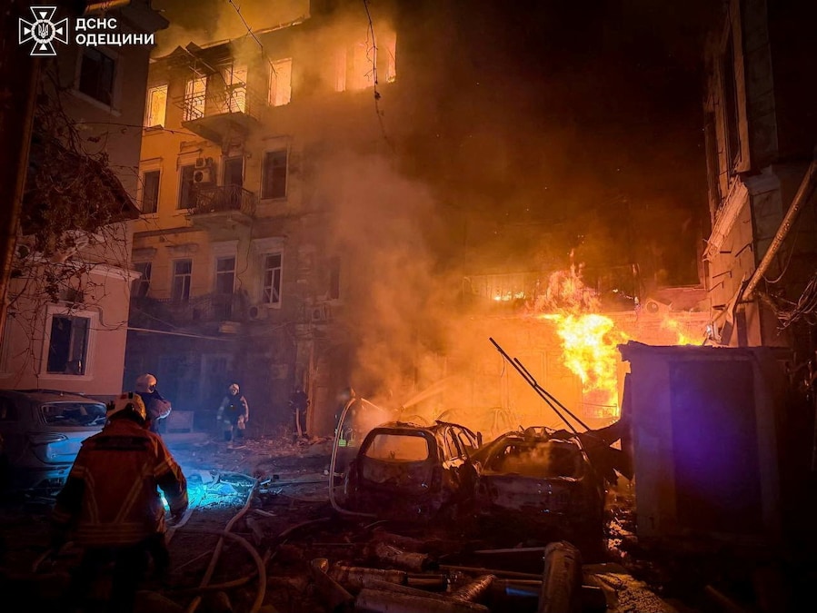 I soccorritori sono all’opera sul luogo di alcuni condomini danneggiati durante un attacco russo con missili e droni, nel contesto dell’offensiva russa contro l’Ucraina, a Odessa, in Ucraina, in questa foto fornita e diffusa il 9 agosto 2026. Ufficio stampa del Servizio statale di emergenza dell’Ucraina nella regione di Odessa/Foto fornita tramite REUTERS (via REUTERS)