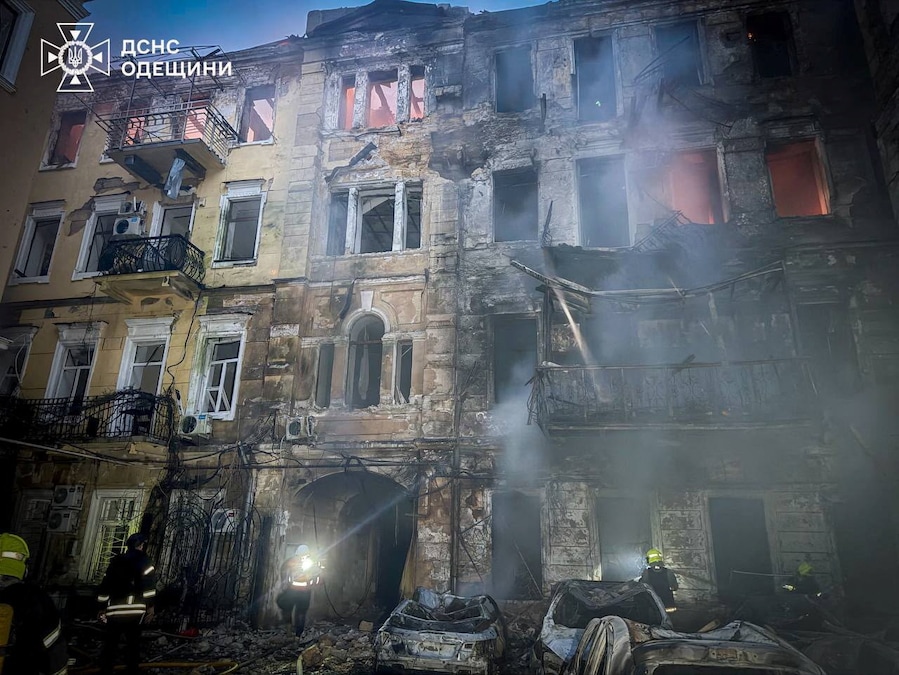 I soccorritori sono al lavoro sul luogo di alcuni condomini danneggiati durante un attacco russo con missili e droni, nel contesto dell'offensiva russa contro l'Ucraina, a Odessa, in Ucraina, in questa foto fornita e diffusa il 9 agosto 2026. Ufficio stampa del Servizio statale di emergenza dell'Ucraina nella regione di Odessa/Foto fornita tramite REUTERS (via REUTERS)