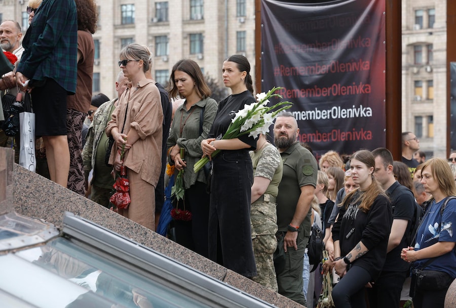 Parenti, amici e compagni partecipano a una cerimonia di addio per rendere l’ultimo omaggio a Oleksii Yukov in Piazza dell’Indipendenza a Kiev, in Ucraina, l’8 agosto 2026, nel pieno dell’invasione russa. Yukov, 40 anni, era il fondatore del gruppo di ricerca e recupero “Platsdarm” (Testa di ponte), che si occupava di recuperare e identificare i resti di soldati e civili nelle zone di combattimento. È stato ucciso nella regione di Donetsk il 5 agosto 2026 durante una missione di recupero. EPA/SERGEY DOLZHENKO (EPA)