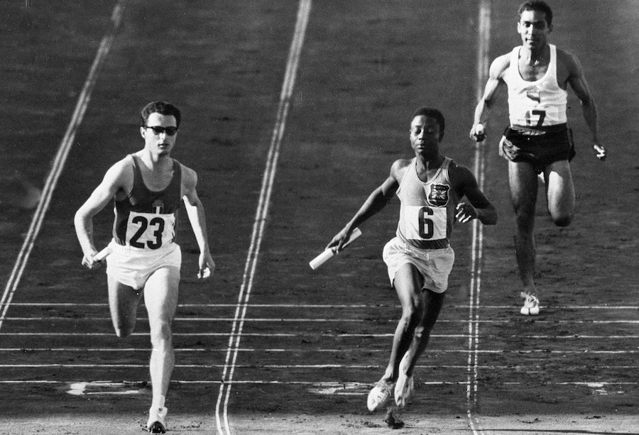 ROMA 1960: Staffetta 4x100 maschile: Livio Berruti vince la seconda batteria battendo il nigeriano Adebayo e il venezuelano Romero. (ANSA/Archivio Storico)