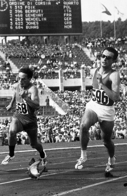 ROMA 1960: gara dei 200 metri piani: un piccione disturba la corsa di Livio Berruti, accanto a lui Genevan. Berruti alla fine vincerà la medaglia d'oro, nonostante quel pennuto fuori posto. (ANSA/Archivio Storico)
