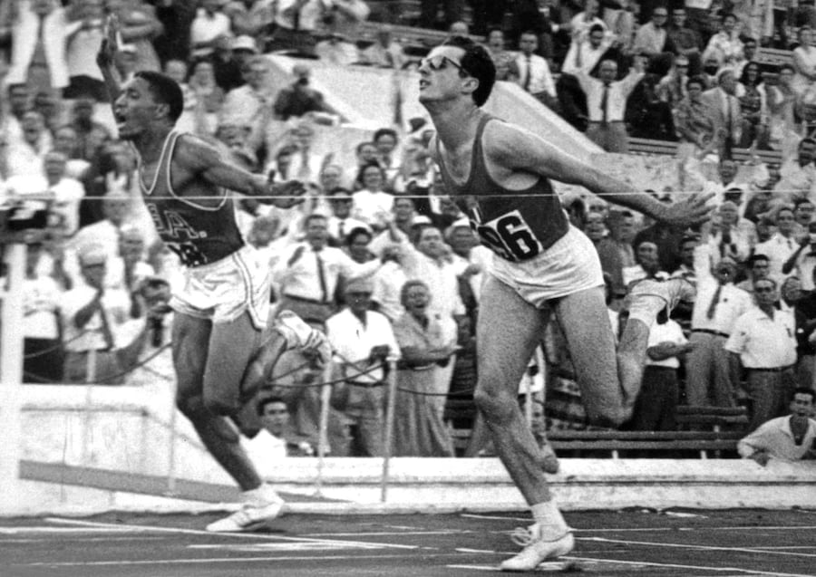 L'atleta Livio Berruti vince nella finale dei 200 metri alle Olimpiadi del 1960 a Roma. (ANSA/Archivio/Drn)