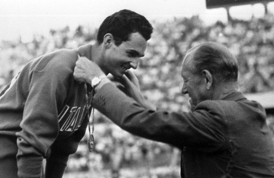 ROMA 1960: Livio Berruti riceve la medaglia d'oro, conquistata nei 200 metri piani, dal presidente del Comitato Olimpico (CIO) Avery Brundage. (ANSA/Archivio Storico)