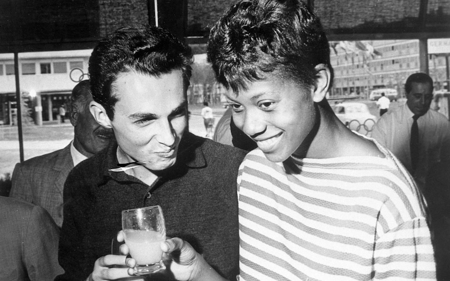 ROMA 1960: Un bel primo piano di Livio Berruti e Wilma Rudolph, i due hanno vinto entrambi l'oro nelle rispettive fare di velocità e si sono segnalati come la coppia più bella dei Giochi. Entrambi sono stati detentori dei record del mondo sui 200 metri (lei anche sui 100). La Rudolph è morta nel 1994, per una grave malattia. (ANSA/Archivio Storico)