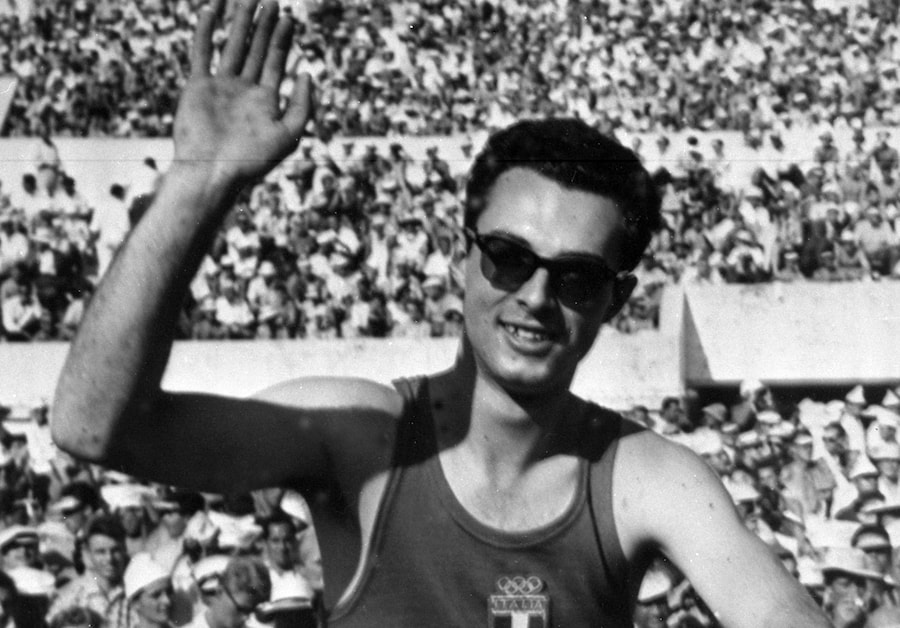 ROMA 1960: Il velocista Livio Berruti dopo aver vinto ila medaglia d'oro sui 200 metri, uguagliando il record del mondo della distanza. (ANSA/Archivio Storico)