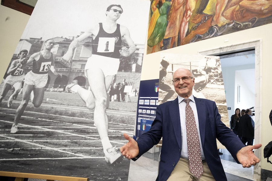 Livio Berruti, in occasione del suo 80esimo compleanno, festeggiato dalla Polizia e da tutto il gruppo sportivo Fiamme Oro, al Salone d'onore del Coni, Roma, 28 maggio 2019. (ANSA/Massimo Percossi)