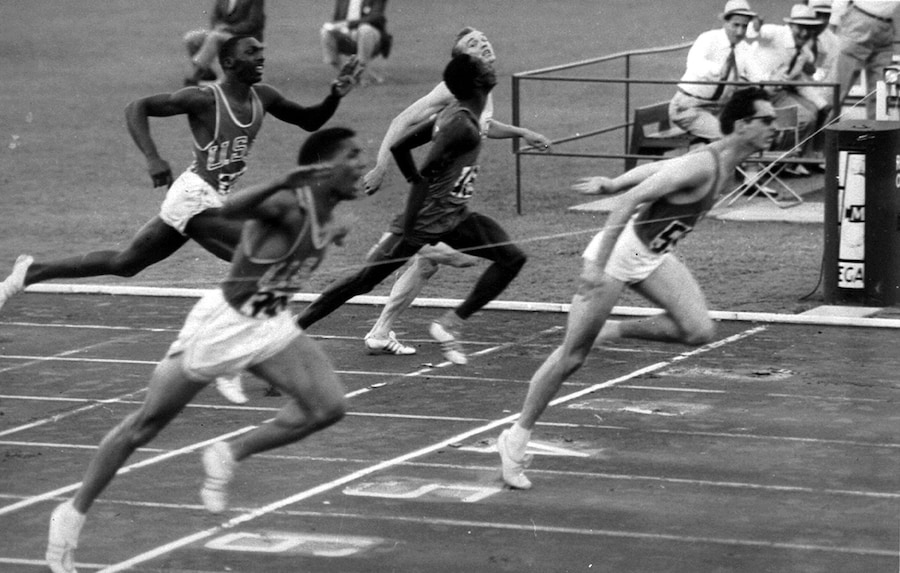 L'atleta Livio Berruti vince nella finale dei 200 metri alle Olimpiadi del 1960 a Roma. (ANSA/Archivio/Drn)