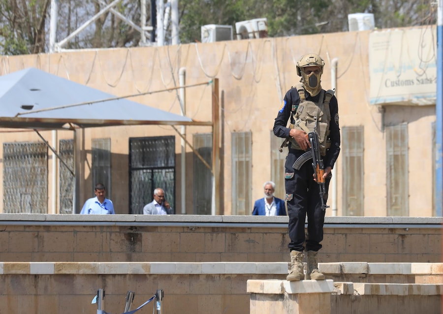 Un soldato houthi monta la guardia nei pressi dell’aeroporto di Sana’a, in un clima di crescenti tensioni, a Sana’a, nello Yemen, l’8 agosto 2026. Le forze governative sostenute dall’Arabia Saudita hanno affermato di aver lanciato un’operazione militare contro le forze Houthi su diversi fronti di questo Paese devastato dalla guerra, in risposta ai recenti attacchi con missili e droni sferrati dagli Houthi contro le postazioni militari yemenite nelle province orientali di Hadhramout e Marib. Le recenti ostilità arrivano quattro anni dopo che una tregua mediata dall’ONU aveva posto fine ai principali scontri tra le due parti in conflitto nello Yemen. EPA/YAHYA ARHAB (EPA)