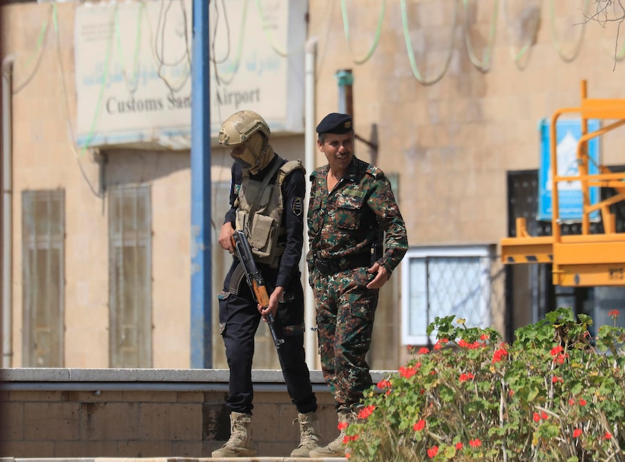 Soldati houthi montano la guardia nei pressi dell’aeroporto di Sana’a in un clima di crescenti tensioni, a Sana’a, Yemen, 8 agosto 2026. Le forze governative sostenute dall’Arabia Saudita hanno affermato di aver lanciato un’operazione militare contro le forze Houthi su diversi fronti del Paese devastato dalla guerra, in risposta ai recenti attacchi con missili e droni sferrati dagli Houthi contro le postazioni militari yemenite nelle province orientali di Hadhramout e Marib. Le recenti ostilità arrivano quattro anni dopo che una tregua mediata dall’ONU aveva posto fine ai principali scontri tra le due parti in conflitto nello Yemen. EPA/YAHYA ARHAB (EPA)