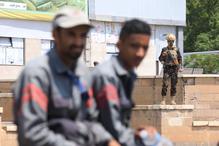 Un soldato houthi (a destra) monta la guardia nei pressi dell’aeroporto di Sana’a, in un clima di crescenti tensioni, a Sana’a, Yemen, l’8 agosto 2026. Le forze governative sostenute dall’Arabia Saudita hanno affermato di aver lanciato un’operazione militare contro le forze Houthi su diversi fronti del Paese devastato dalla guerra, in risposta ai recenti attacchi con missili e droni sferrati dagli Houthi contro le postazioni militari yemenite nelle province orientali di Hadhramout e Marib. Le recenti ostilità arrivano quattro anni dopo che una tregua mediata dall’ONU aveva posto fine ai principali scontri tra le due parti in conflitto nello Yemen. EPA/YAHYA ARHAB (EPA)