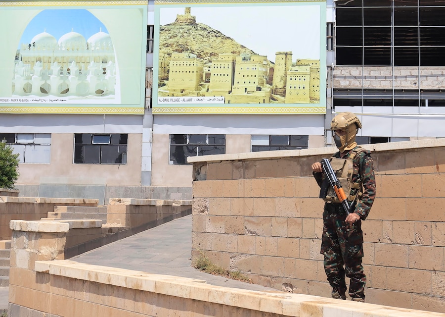 Un soldato houthi monta la guardia nei pressi dell’aeroporto di Sana’a, in un clima di crescenti tensioni, a Sana’a, nello Yemen, l’8 agosto 2026. Le forze governative sostenute dall’Arabia Saudita hanno affermato di aver lanciato un’operazione militare contro le forze Houthi su diversi fronti di questo Paese devastato dalla guerra, in risposta ai recenti attacchi con missili e droni sferrati dagli Houthi contro le postazioni militari yemenite nelle province orientali di Hadhramout e Marib. Le recenti ostilità arrivano quattro anni dopo che una tregua mediata dall’ONU aveva posto fine ai principali scontri tra le due parti in conflitto nello Yemen. EPA/YAHYA ARHAB (EPA)