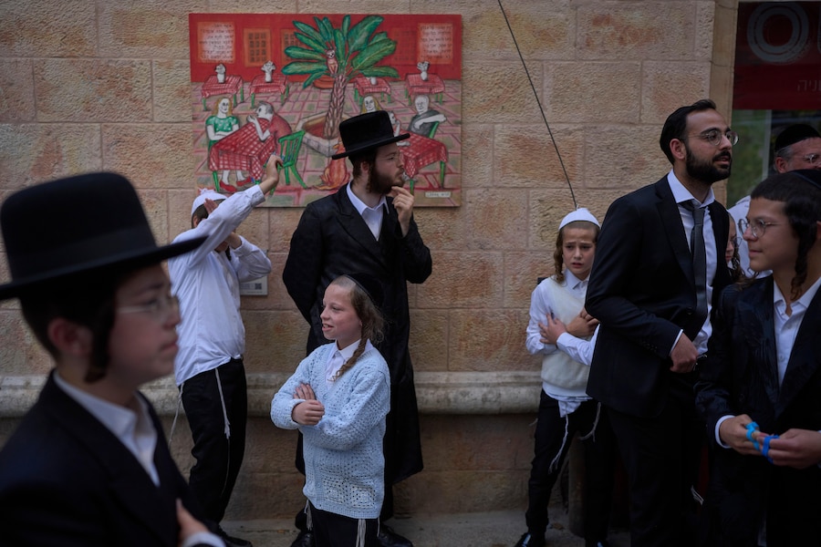 Sabato 8 agosto 2026, a Gerusalemme, alcuni manifestanti ultraortodossi protestano contro un bar aperto durante lo Shabbat. (Foto AP/Ohad Zwigenberg) (APN)