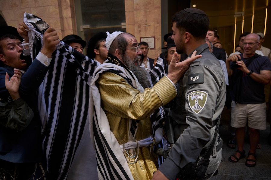 Sabato 8 agosto 2026, a Gerusalemme, alcuni manifestanti ultraortodossi hanno protestato contro un bar aperto durante lo Shabbat, scontrandosi con la polizia israeliana e con i contro-manifestanti laici che sostenevano il locale. (Foto AP/Ohad Zwigenberg) (APN)