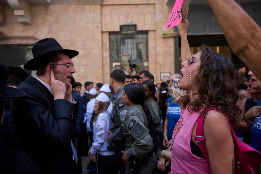 Sabato 8 agosto 2026, a Gerusalemme, alcuni manifestanti ultraortodossi hanno protestato contro un bar aperto durante lo Shabbat, scontrandosi con la polizia israeliana e con i contro-manifestanti laici che sostenevano il locale. (Foto AP/Ohad Zwigenberg) (APN)