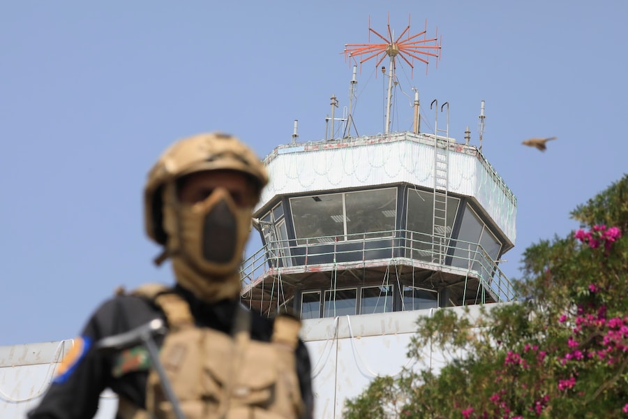 Un soldato houthi monta la guardia nei pressi dell’aeroporto di Sana’a, in un clima di crescenti tensioni, a Sana’a, nello Yemen, l’8 agosto 2026. Le forze governative sostenute dall’Arabia Saudita hanno affermato di aver lanciato un’operazione militare contro le forze Houthi su diversi fronti di questo Paese devastato dalla guerra, in risposta ai recenti attacchi con missili e droni sferrati dagli Houthi contro le postazioni militari yemenite nelle province orientali di Hadhramout e Marib. Le recenti ostilità arrivano quattro anni dopo che una tregua mediata dall’ONU aveva posto fine ai principali scontri tra le due parti in conflitto nello Yemen. EPA/YAHYA ARHAB (EPA)
