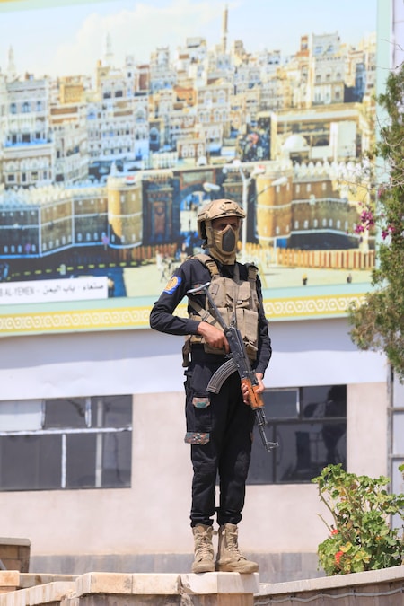 Un soldato houthi monta la guardia nei pressi dell’aeroporto di Sana’a, in un clima di crescenti tensioni, a Sana’a, nello Yemen, l’8 agosto 2026. Le forze governative sostenute dall’Arabia Saudita hanno affermato di aver lanciato un’operazione militare contro le forze Houthi su diversi fronti di questo Paese devastato dalla guerra, in risposta ai recenti attacchi con missili e droni sferrati dagli Houthi contro le postazioni militari yemenite nelle province orientali di Hadhramout e Marib. Le recenti ostilità arrivano quattro anni dopo che una tregua mediata dall’ONU aveva posto fine ai principali scontri tra le due parti in conflitto nello Yemen. EPA/YAHYA ARHAB (EPA)