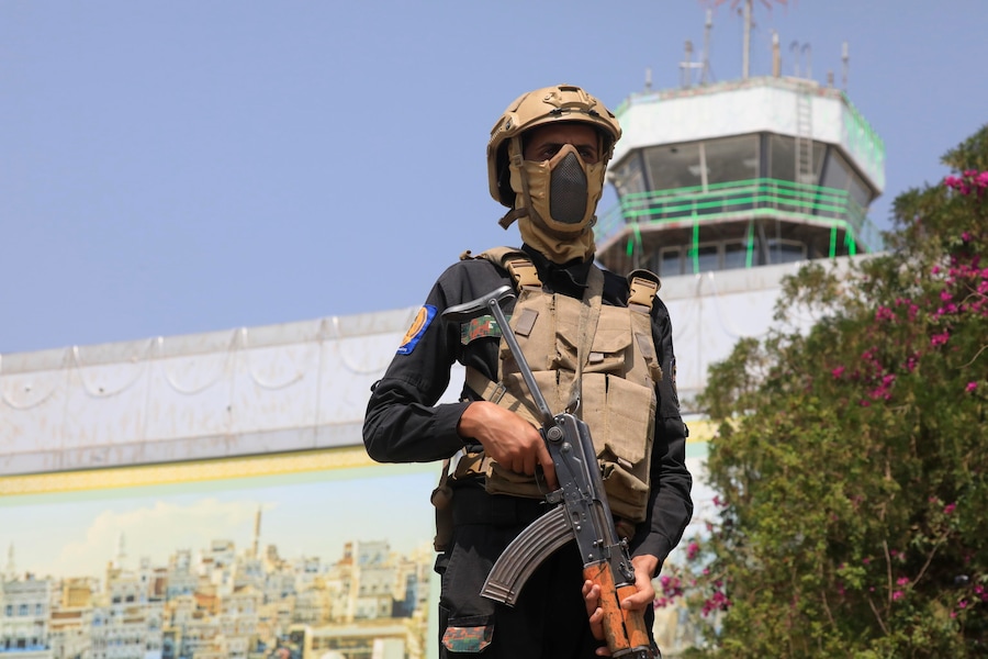 Un soldato houthi monta la guardia nei pressi dell’aeroporto di Sana’a, in un clima di crescenti tensioni, a Sana’a, nello Yemen, l’8 agosto 2026. Le forze governative sostenute dall’Arabia Saudita hanno affermato di aver lanciato un’operazione militare contro le forze Houthi su diversi fronti di questo Paese devastato dalla guerra, in risposta ai recenti attacchi con missili e droni sferrati dagli Houthi contro le postazioni militari yemenite nelle province orientali di Hadhramout e Marib. Le recenti ostilità arrivano quattro anni dopo che una tregua mediata dall’ONU aveva posto fine ai principali scontri tra le due parti in conflitto nello Yemen. EPA/YAHYA ARHAB (EPA)