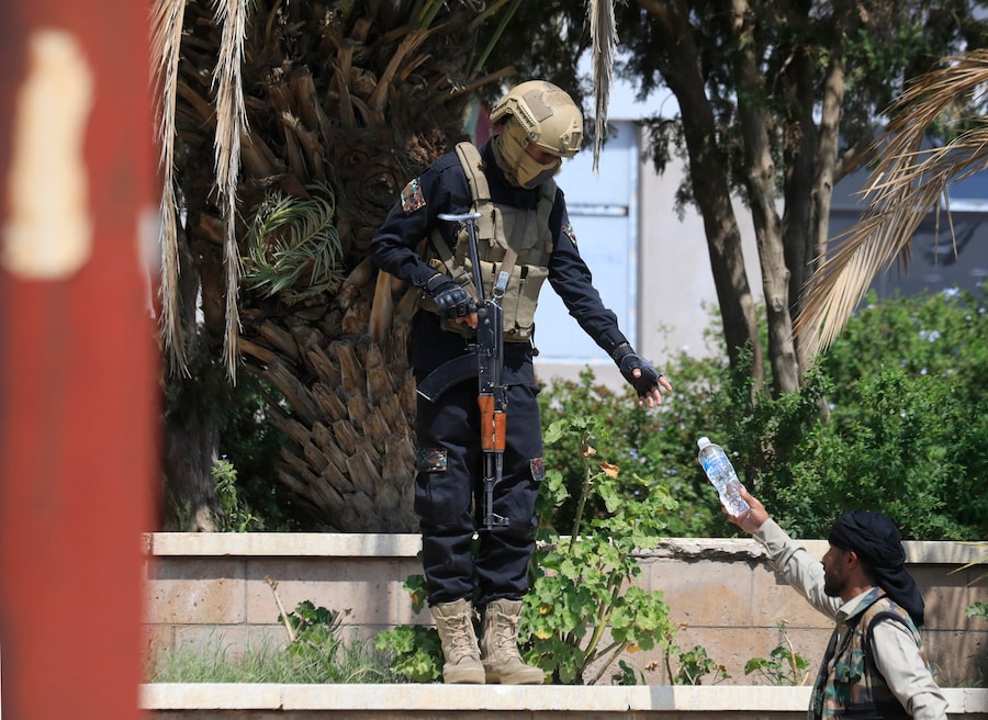 Un soldato houthi riceve una bottiglia d’acqua mentre è di guardia nei pressi dell’aeroporto di Sana’a, in un clima di crescenti tensioni, a Sana’a, Yemen, l’8 agosto 2026. Le forze governative sostenute dall’Arabia Saudita hanno affermato di aver lanciato un’operazione militare contro le forze Houthi su diversi fronti di questo Paese devastato dalla guerra, in risposta ai recenti attacchi con missili e droni sferrati dagli Houthi contro le postazioni militari yemenite nelle province orientali di Hadhramout e Marib. Le recenti ostilità arrivano quattro anni dopo che una tregua mediata dall’ONU aveva posto fine ai principali scontri tra le due parti in conflitto nello Yemen. EPA/YAHYA ARHAB (EPA)