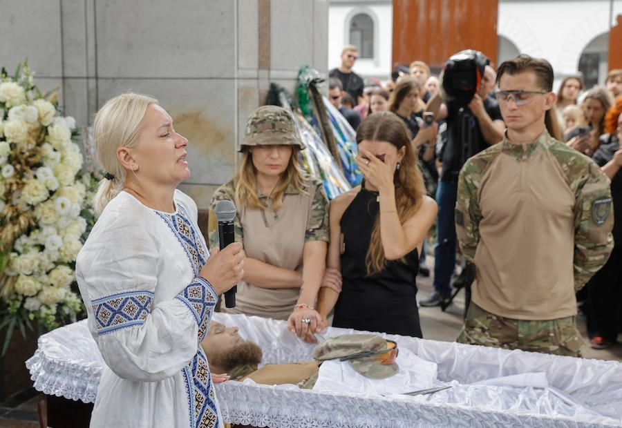 Parenti, amici e compagni partecipano a una cerimonia di addio per rendere l’ultimo omaggio a Oleksii Yukov in Piazza dell’Indipendenza a Kiev, in Ucraina, l’8 agosto 2026, nel pieno dell’invasione russa. Yukov, 40 anni, era il fondatore del gruppo di ricerca e recupero “Platsdarm” (Testa di ponte), che si occupava di recuperare e identificare i resti di soldati e civili nelle zone di combattimento. È stato ucciso nella regione di Donetsk il 5 agosto 2026 durante una missione di recupero. EPA/SERGEY DOLZHENKO (EPA)