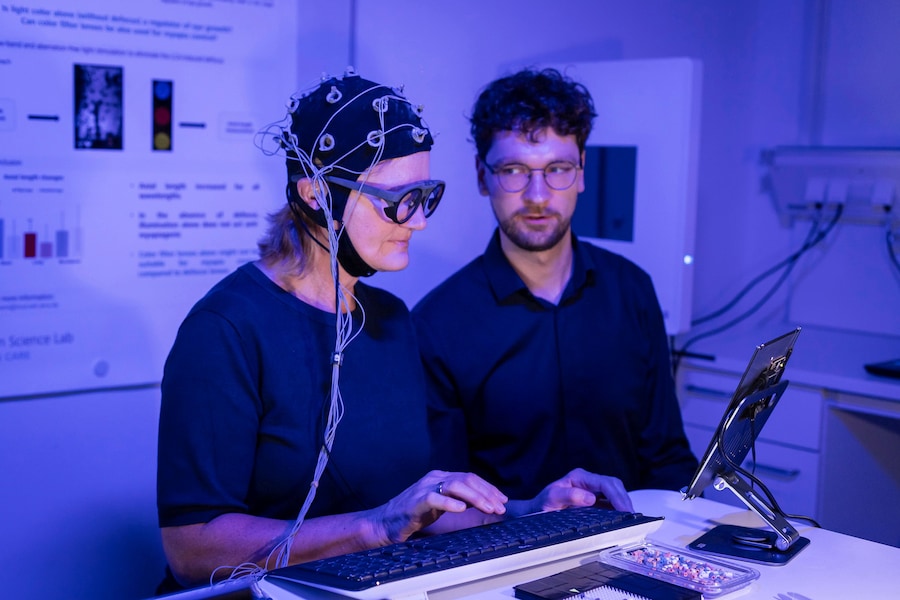 Gli studi condotti dallo ZEISS Vision Science Lab hanno evidenziato un legame tra le sfocature e le distorsioni periferiche generate dalle lenti e l’aumento del carico cognitivo.