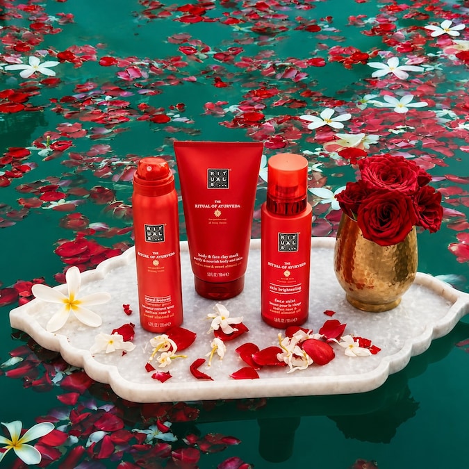 Rituals Cosmetics The Ritual of Ayurveda, una linea con creme e oli che trasformano la cura del corpo in un rituale sensoriale capace di favorire calma, presenza e benessere. Texture avvolgenti, gesti lenti e fragranze rassicuranti aiutano a creare una pausa dalla quotidianità, riportando equilibrio e armonia nella routine personale.