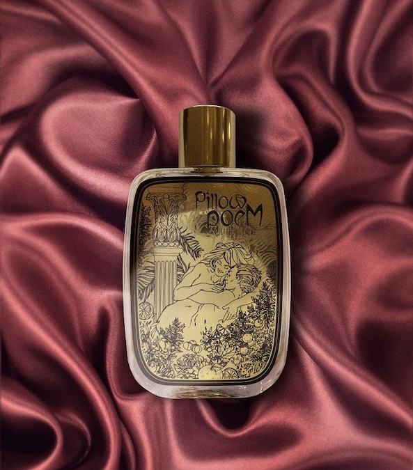 Pillow Poem di Pierre Guillaume, una pillow mist pensata per creare, prima del sonno, un’atmosfera intima e delicata. La composizione unisce foglie di pompelmo, rosa tè, peonia e sandalo in un accordo morbido e rassicurante, capace di evocare dolcezza e tenerezza. Vaporizzata sul cuscino durante il rituale serale, la fragranza può diventare un segnale olfattivo associato al momento del riposo, aiutando a rallentare e a predisporre la mente alla calma.