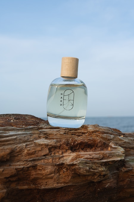 Haru di WA:IT. Una fragranza pensata per accompagnare il passaggio dalla veglia al riposo. Le note di neroli, ylang-ylang e resine morbide creano un accordo avvolgente e distensivo, capace di favorire una sensazione di calma profonda.