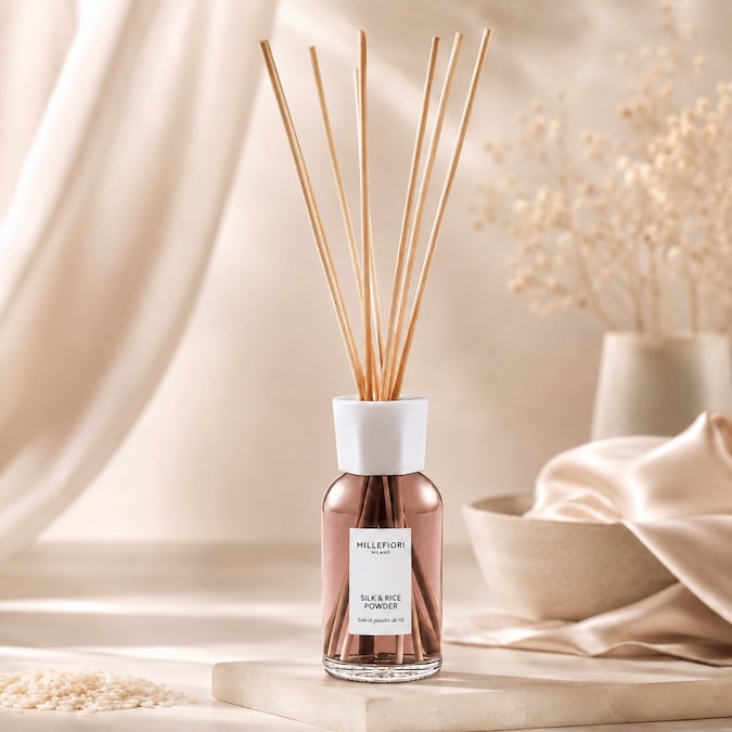 Silk & Rice Powder di Millefiori Milano, con il diffusione a bastoncini, avvolge gli ambienti con una fragranza delicata e rasserenante. Le note morbide del latte d’avena, della polvere di riso e dei fiori creano un’atmosfera intima e rilassante, mentre il flacone dalle tonalità rosate e il design essenziale aggiungono un tocco raffinato agli spazi domestici.