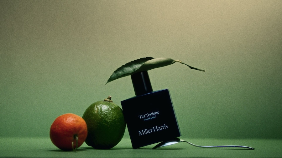 Miller Harris Tea Tonique Extrait. Perfetta per contrastare il caldo, la fragranza reinterpreta Tea Tonique, mantenendone la freschezza e aumentando profondità e persistenza grazie a una concentrazione Extrait del 23%. Bergamotto di Calabria e petit grain aprono la composizione con accenti verdi e frizzanti; nel cuore, tè, violetta, e gelsomino incontrano la noce moscata. Il fondo unisce betulla, accordo affumicato e muschi morbidi. Distribuito in Italia da Olfattorio Bar à Parfums