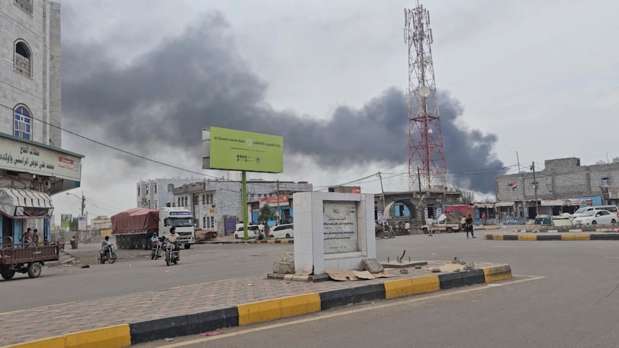 Del fumo si alza dal porto in seguito a quello che l’esercito yemenita ha definito un attacco degli Houthi contro Mocha, nello Yemen (Obtained via REUTERS)