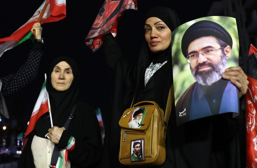 Una donna iraniana regge un ritratto della Guida Suprema iraniana, l’Ayatollah Mojtaba Khamenei, durante una manifestazione a sostegno del governo iraniano e contro Stati Uniti e Israele a Teheran, Iran (EPA)