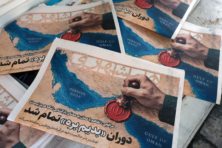 Copie del quotidiano iraniano “Hamshahri” – che riporta una foto dello Stretto di Hormuz e un titolo con le parole del Ministro degli Esteri iraniano Abbas Araghchi: “L’accordo con l’Oman non significa la riapertura dello Stretto di Hormuz” – sono esposte all’esterno di un’edicola nel centro di Teheran, Iran (EPA)