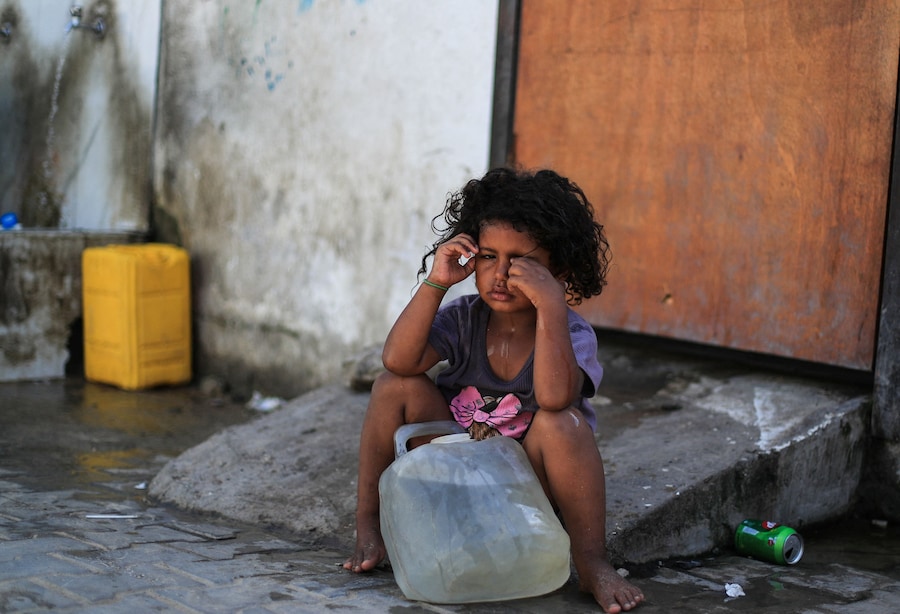 Una ragazza palestinese rifugiata in un accampamento di tende a Gaza City (REUTERS)