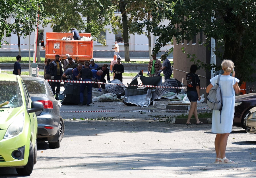 A Belgorod, in Russia, il 9 agosto 2026, alcuni operai ripuliscono i detriti all’esterno di un edificio danneggiato durante un attacco notturno sferrato da droni ucraini, secondo quanto riferito dalle autorità locali, nel corso del conflitto tra Russia e Ucraina. REUTERS/Stringer (REUTERS)