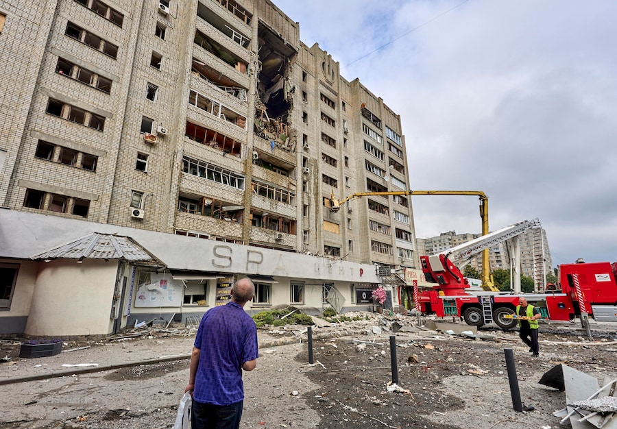 I soccorritori ucraini operano sul luogo di un attacco russo contro un edificio residenziale a molti piani a Kharkiv, in Ucraina, il 9 agosto 2026, nel contesto dell’invasione russa. Secondo il Servizio statale di emergenza, almeno una persona è rimasta uccisa e 27 sono rimaste ferite, tra cui un bambino, in seguito a un attacco russo a Kharkiv. EPA/SERGEY KOZLOV (EPA)