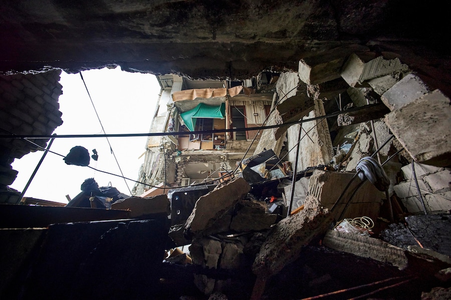 Il luogo in cui si è verificato un attacco russo contro un edificio residenziale a molti piani a Kharkiv, in Ucraina, il 9 agosto 2026, nel corso dell’invasione russa. Secondo il Servizio statale di emergenza, almeno una persona è rimasta uccisa e 27 sono rimaste ferite, tra cui un bambino, in seguito a un attacco russo a Kharkiv. EPA/SERGEY KOZLOV (EPA)